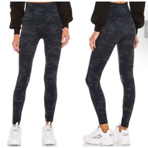 SPANX Look At Me Now Leggings in Black Camo Size S - Picture 2 of 7